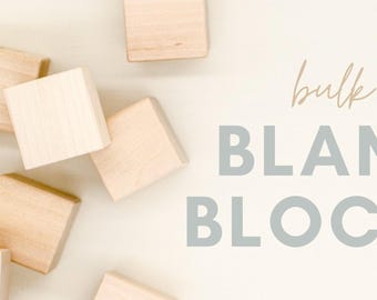 Puede incluir: Una colección de bloques de madera de color claro esparcidos sobre una superficie de color crema. Los bloques son de forma cuadrada y parecen inacabados. El texto "bulk BLANK BLOCKS" se muestra en una combinación de fuentes script y sans-serif.