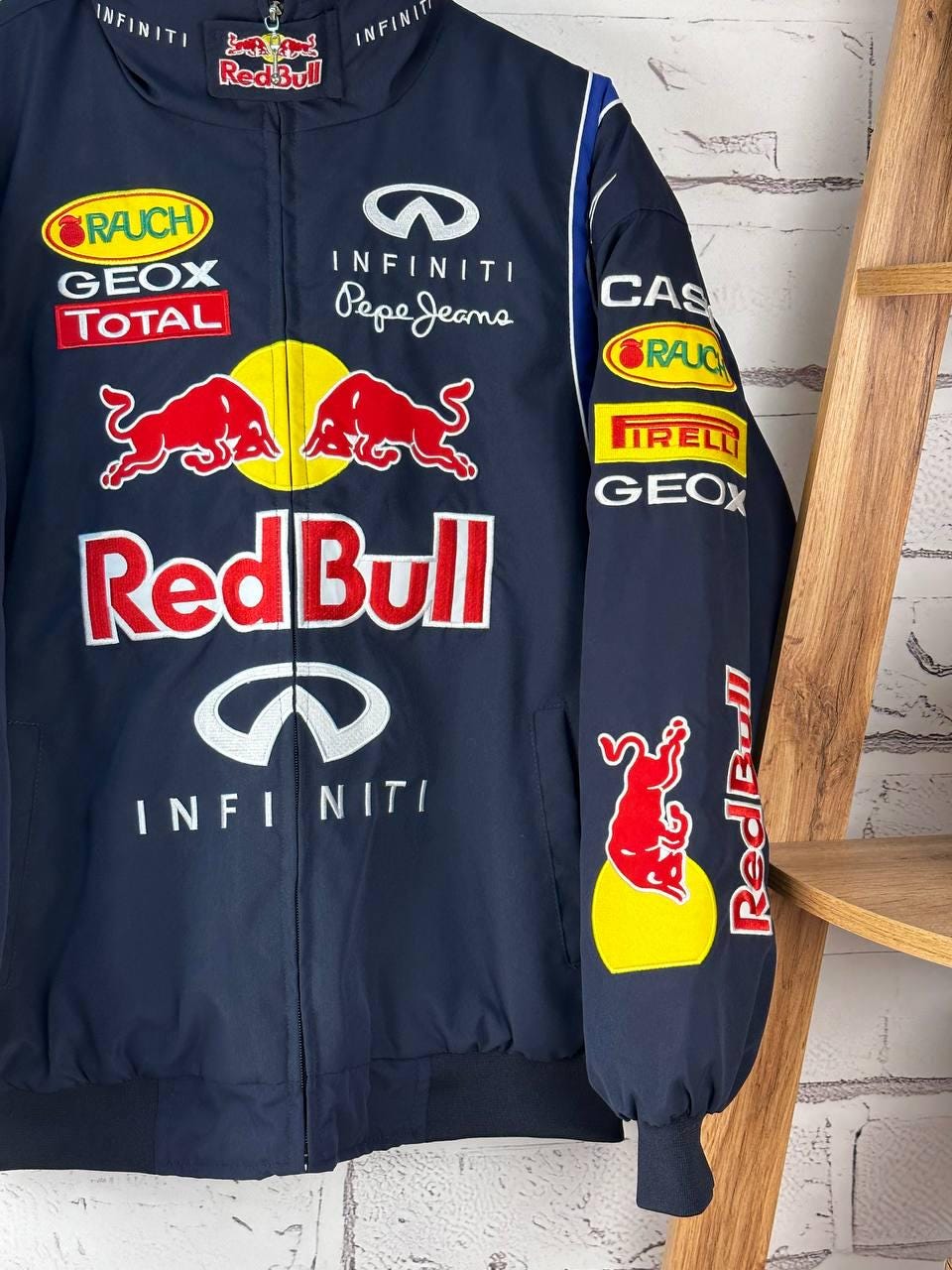 Red Bull レッドブル　ジャケット Lサイズ　刺繍　インフィニティ Red Bull レッドブル ジャケット Lサイズ 刺繍 インフィニティ