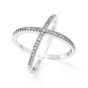 Puede incluir: Un anillo plateado con un diseño en forma de cruz. El anillo está adornado con pequeñas gemas brillantes colocadas a lo largo de la parte superior de cada banda. El diseño del anillo forma una X, con las bandas que se cruzan en el centro.