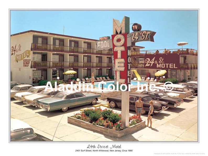 Puede incluir: Una postal vintage que muestra un motel con un letrero de "MOTEL" rojo y blanco brillante. El motel est&aacute; ubicado en la calle 24 y tiene una piscina en frente. La postal dice "24th Street Motel, 2401 Surf Street, North Wildwood, New Jersey, Circa 1966."