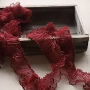 Bordure en tulle double épaisseur à pois rouge bordeaux