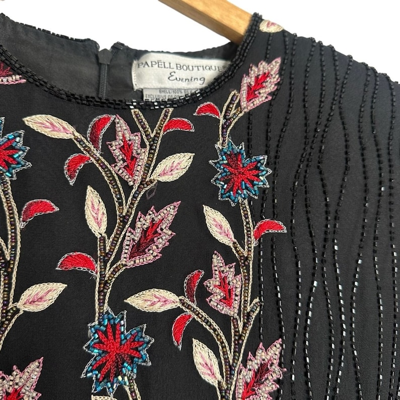 Vintage Adrianna Papell sidenbroderad blus med pärlor och blommigt tryck, storlek S bild 4
