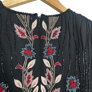 Vintage Adrianna Papell sidenbroderad blus med pärlor och blommigt tryck, storlek S bild 6