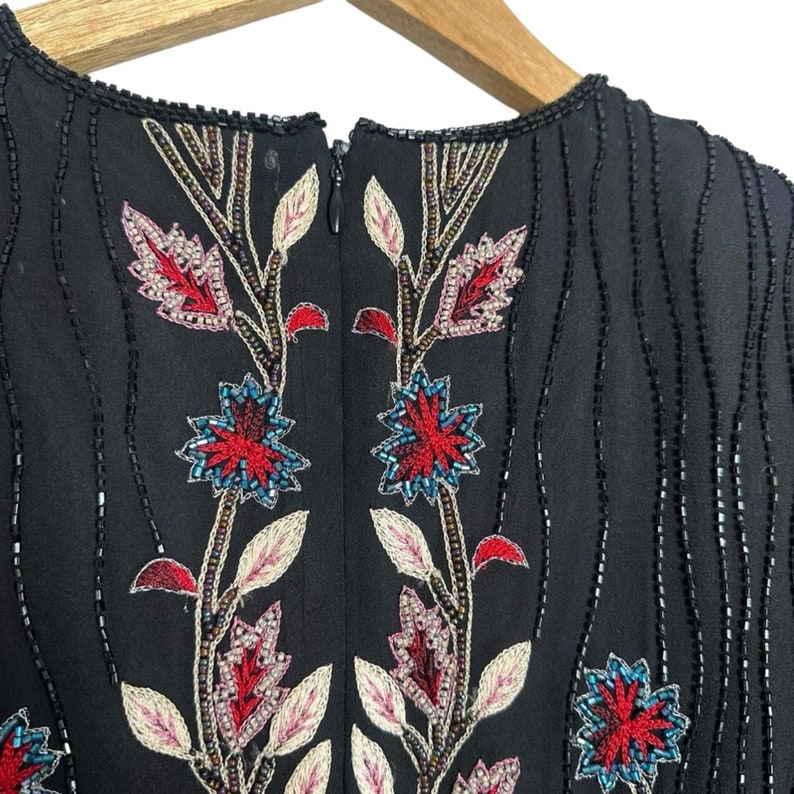 Vintage Adrianna Papell sidenbroderad blus med pärlor och blommigt tryck, storlek S bild 6