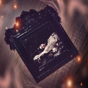 Lazy Daisy Gothic Mini Frame (Duties Paid)