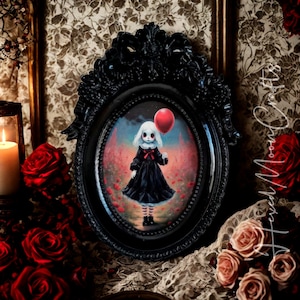Puede incluir: Una pintura ovalada enmarcada de una muñeca sosteniendo un globo rojo, sobre un campo de flores rojas. La muñeca lleva un vestido negro y tiene el pelo blanco. El marco es negro y ornamentado, rodeado de rosas rojas y una vela encendida.