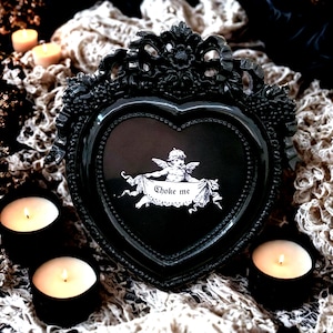 Choke Me Cherub - schwarzer verzierter Mini-Gothic Bilderrahmen (Duties Paid)