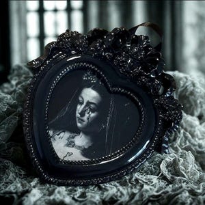 Mourning Queen – Gothic Black Ornate Heart Mini Frame(Duties Paid)