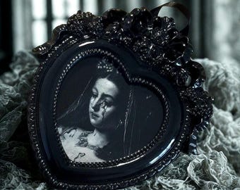 Mourning Queen – Gothic Black Ornate Heart Mini Frame(Duties Paid)