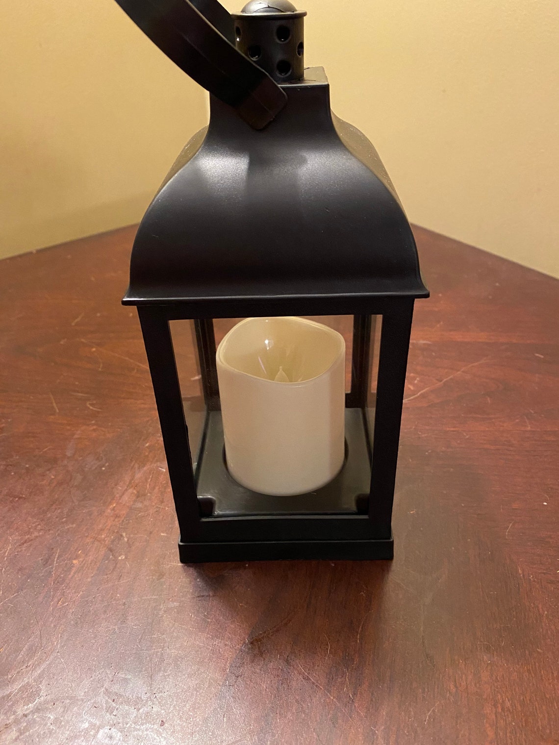 Poste de luz de madera decorativa con linterna accionada por Etsy