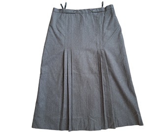 Op de afbeelding: Een grijze geplooide rok met een knoopsluiting op de taille.