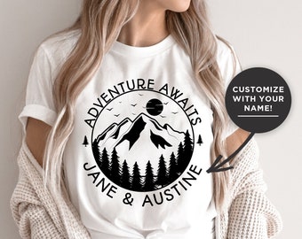 Gepersonaliseerd avontuur wacht op shirt, op maat gemaakt avontuurshirt, nieuw avontuurshirt, shirt voor koppels, avontuurcadeau, unisex zomershirt