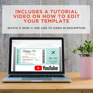 Peut inclure: Un &eacute;cran d'ordinateur portable affichant un mod&egrave;le d'invitation d'anniversaire imprimable sous la forme d'une carte d'embarquement. Le mod&egrave;le est bleu clair avec des accents dor&eacute;s et comporte le texte "Happy 25th Birthday". Un logo YouTube est visible sur l'&eacute;cran. Le texte "INCLUDES A TUTORIAL VIDEO ON HOW TO EDIT YOUR TEMPLATE" est affich&eacute; au-dessus de l'ordinateur portable.