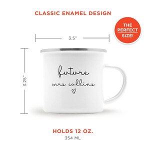 K&ouml;nnte beinhalten: Wei&szlig;e Email Tasse mit einer schwarzen Aufschrift, die "future mrs collins" mit einem kleinen Herzsymbol lautet. Die Tasse ist 8,25 cm hoch und 8,89 cm breit und fasst 354 ml.