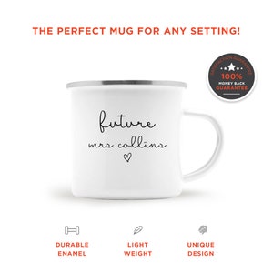 K&ouml;nnte beinhalten: Wei&szlig;e Emaille-Campingtasse mit einer schwarzen Aufschrift, die "future mrs collins" mit einem kleinen Herzsymbol lautet. Die Tasse hat einen silbernen Rand und einen schwarzen Griff.