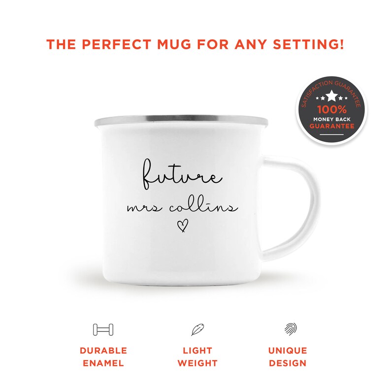 K&ouml;nnte beinhalten: Wei&szlig;e Emaille-Campingtasse mit einer schwarzen Aufschrift, die "future mrs collins" mit einem kleinen Herzsymbol lautet. Die Tasse hat einen silbernen Rand und einen schwarzen Griff.