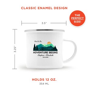 Op de afbeelding: Witte emaille campingmok met een groene en blauwe berg sc&egrave;ne en de tekst "And So The Adventure Begins Stephan + Elizabeth 20.10.2021". De mok heeft een inhoud van 12 ounce of 354 milliliter.