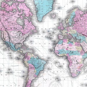 Pu&ograve; includere: Una mappa del mondo vintage con una griglia e bordi colorati che delineano paesi e continenti. La mappa &egrave; stampata su carta e ha un aspetto sbiadito e antico.