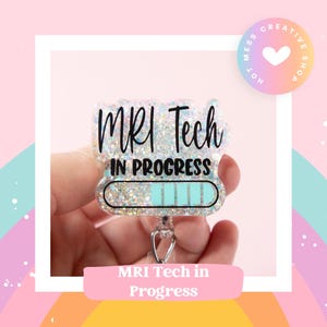 MRI Tech in progress バッジリール、グリッターバッジリール、引き込み式IDホルダー、交換可能なバッジ