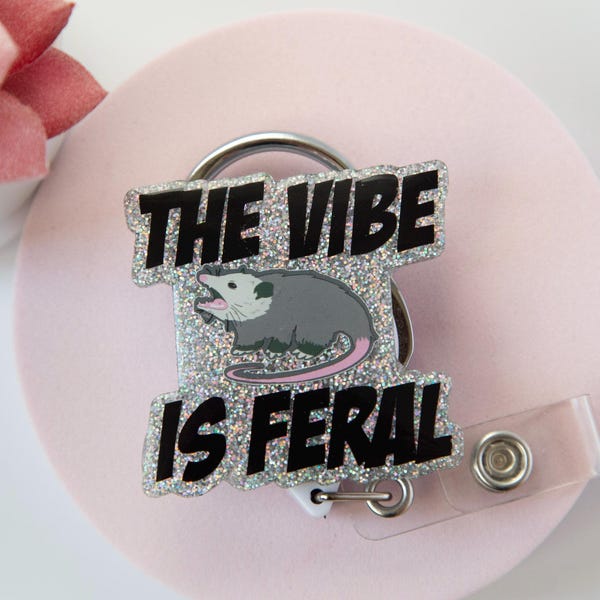 The Vibe Is Feral Lustige einziehbare Acryl Abzeichen Reel