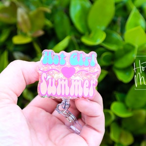 Pode incluir: Porta-crach&aacute; de resina com glitter rosa e turquesa com o texto "Hot Girl Summer" e um cora&ccedil;&atilde;o rosa.
