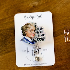 "Lustige ""Hilfe ist auf dem Weg, lieber"" einziehbarer Acryl-Abzeichen-Reel für Krankenschwestern & Büroangestellte."