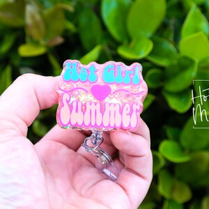 Pode incluir: Porta-crach&aacute; de glitter rosa com um design turquesa "Hot Girl Summer" e um cora&ccedil;&atilde;o rosa.