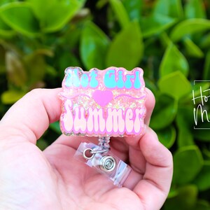 Pode incluir: Porta-crach&aacute; de glitter rosa e azul com um cora&ccedil;&atilde;o e o texto "Hot Girl Summer".
