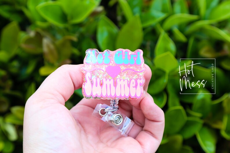 Pode incluir: Porta-crach&aacute; de glitter rosa e azul com um cora&ccedil;&atilde;o e o texto "Hot Girl Summer".