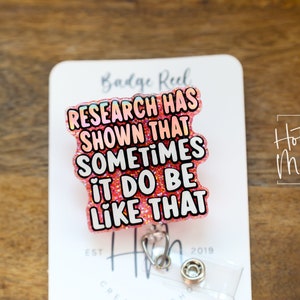 Op de afbeelding: Roze glitter badge reel met de tekst "RESEARCH HAS SHOWN THAT SOMETIMES IT DO BE LIKE THAT".