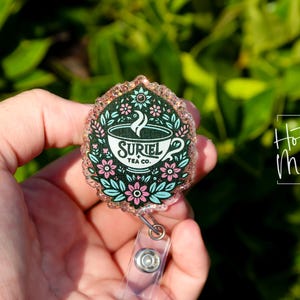 Suriel Tea Co.-badgehaspel, bibliothecaris-badgehaspel, intrekbare badgehaspel, verwisselbare badgehaspel, boekenliefhebbers, Booktok, ACOTAR