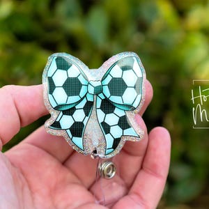 Fußball kokette Bogen Abzeichen Reel, Badge ID, Stocking Stuffer, Arbeit Schlüsselband, Kokette Fußball, Fußball Mom, Muttertagsgeschenk