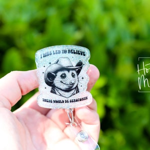 On m'a dit qu'il y aurait une bobine de badge sérotonine, une bobine de badge d'opossum, une bobine de badge rétractable en acrylique, de la santé mentale, un porte-carte d'identité pour thérapeute