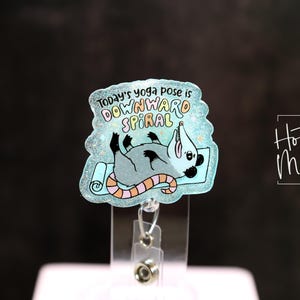 Neerwaartse spiraal, grappige badgehaspel, ID-sleutelkoord, intrekbare acryl badgehaspel, cadeau verpleegkundige, nachtploeg, cadeau donkere humor, kousvuller afbeelding 9
