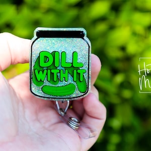 Shaker Dill mit It Glitter Badge Reel, Geschenk für Gurkenliebhaber