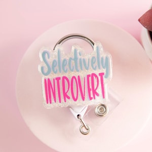 wählbar introvertierte Glitter Abzeichen Reel, Geschenk für introvertierte, Sarkasmus Abzeichen Reel