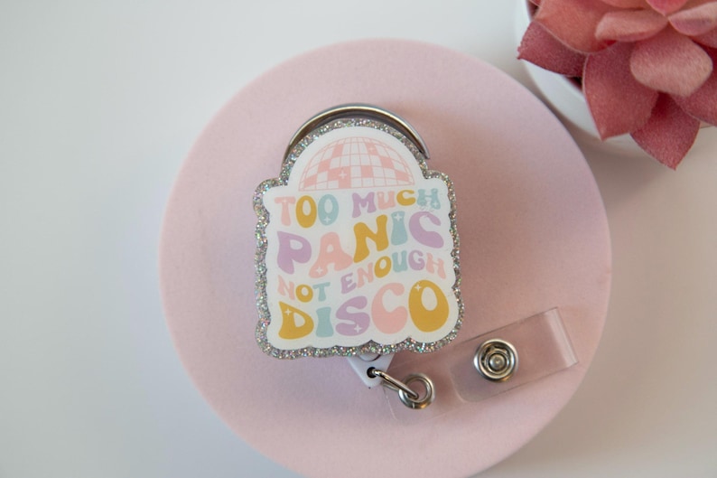 Carrete de insignias divertido "Demasiado pánico, no suficiente discoteca"