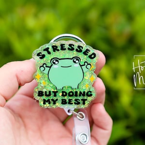 Stresuję się, ale robię, co mogę. Zabawny bęben na identyfikatory, brokatowy uchwyt na identyfikatory pielęgniarskie, zwijany bęben na identyfikatory z akrylu, prezent dla pielęgniarki, zmiana nocna, wypełniacz skarpet