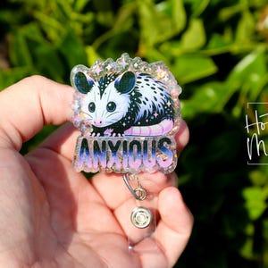 Possum anxieux, enrouleur de badge amusant, porte-badge RN, enrouleur de badge rétractable en acrylique, cadeau d'infirmière, quart de nuit