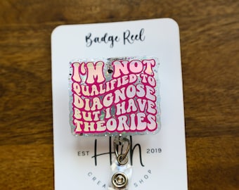 Può includere: Un portabadge con glitter rosa e bianco con il testo "Non sono qualificato per diagnosticare, ma ho delle teorie". Il portabadge è attaccato a un fermaglio per badge argentato. Il testo "High Shop Est 2019" è stampato sulla carta bianca dietro il portabadge.
