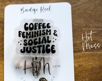 Puede incluir: Un carrete de insignia de brillo blanco con un gráfico negro que dice "Coffee Feminism & Social Justice". El carrete está unido a un soporte de insignia retráctil plateado. El fondo es una tarjeta blanca con el texto "Badge Reel" y "Hot Mess" en negro.