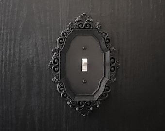 Copripiastra per interruttore con cornice vittoriana - Rotonda di grandi dimensioni • Gothic Home Hardware • Stampato in 3D #R7