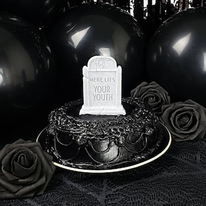 Here Lies Your Youth Tombstone-taarttopper / tuinmarkering || RIP Jeugd Verjaardag Goth, Gothic, Love, Gelegenheid Feestdagen Donker Aanpasbaar