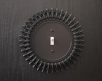 Copripiastra per interruttore con cornice vittoriana - Rotonda di grandi dimensioni • Gothic Home Hardware • Stampato in 3D #R5