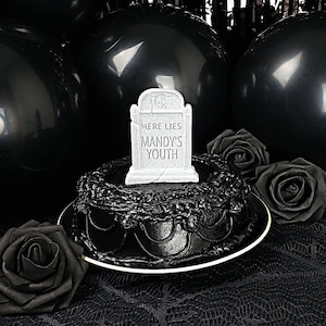Aqui jaz *NOME PERSONALIZADO* Topo de bolo de lápide juvenil / marcador de jardim || RIP Aniversário Gótico, Gótico, Amor, Ocasião Feriado Escuro Personalizável