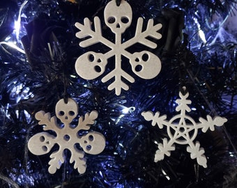 Adornos navideños de calaveras con copos de nieve para el árbol • Decoración gótica navideña para el hogar • Impresos en 3D