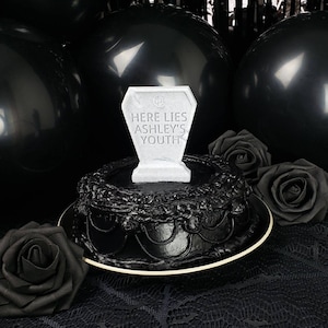 Here Lies * AANGEPASTE NAAM * Jeugdgrafsteentaarttopper / tuinmarkering || Verjaardag Gothic, Gothic, Love, Gelegenheid Feestdagen Donker Aanpasbaar