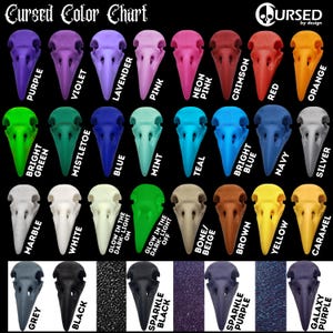 Puede incluir: Carta de colores que muestra 24 colores diferentes de cr&aacute;neos de p&aacute;jaros. Los colores incluyen morado, violeta, lavanda, rosa, rosa ne&oacute;n, carmes&iacute;, rojo, naranja, verde brillante, mu&eacute;rdago, azul, menta, azul verdoso, azul brillante, azul marino, plata, m&aacute;rmol, blanco, brillo en la oscuridad encendido, brillo en la oscuridad apagado, hueso/beige, marr&oacute;n, amarillo, caramelo, gris, negro, brillo negro, brillo morado y morado galaxia.