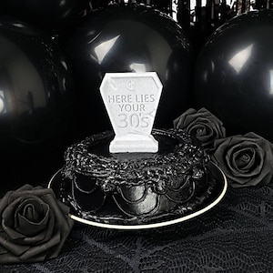 Here Lies Your 20s 30s 40s Tombstone Taarttopper / Tuinmarkering || RIP Jeugdverjaardag Goth, Gothic, Love, Occasion Dark Coffin Feestdagkaart