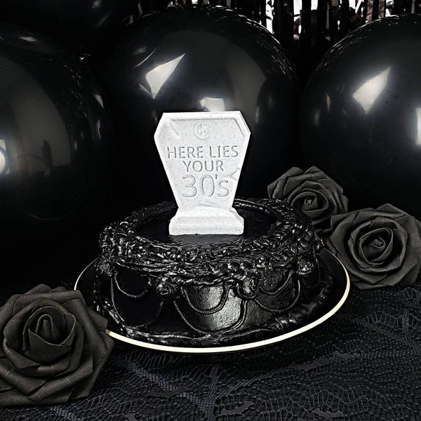 Here Lies Your 20s 30s 40s Tombstone Taarttopper / Tuinmarkering || RIP Jeugdverjaardag Goth, Gothic, Love, Occasion Dark Coffin Feestdagkaart
